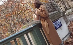 八重神子骑在旅行者身上